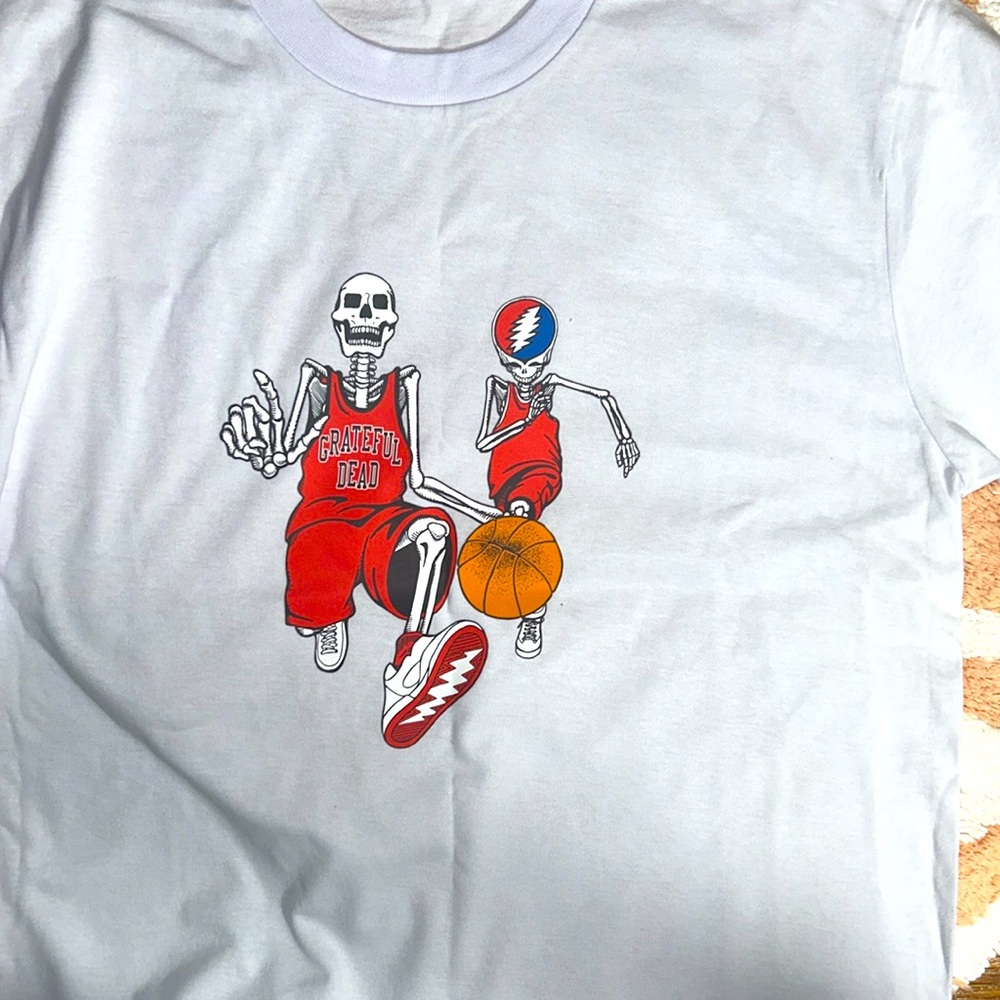 Men’s Market White T-Shirt Greatful Dead ⛹️‍♂️🏀Size Medium runs a tad bigger NWT